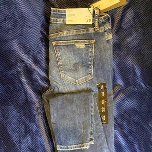 Silver Jeans. 28 inch waist. 29 inch length.
